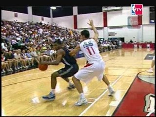 Rudy Gay Dunk sur la tête de Yi Jianlian