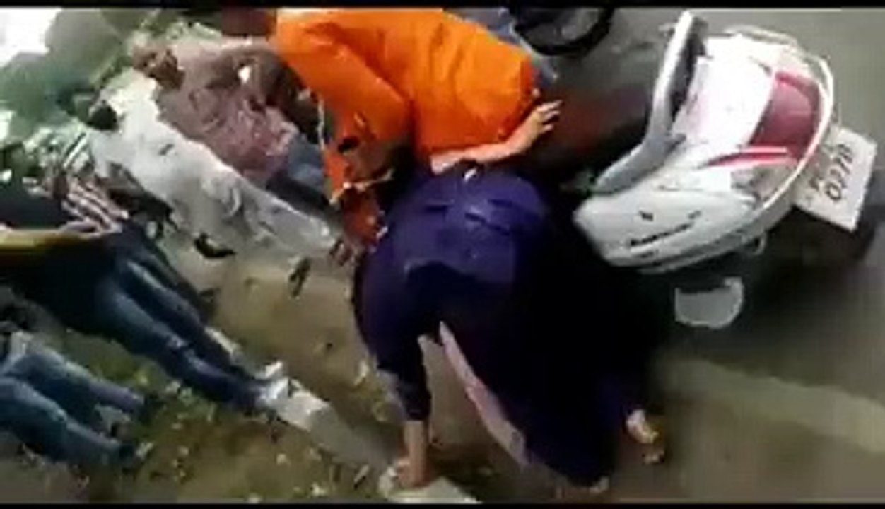 2 Indian Girls Drunk on road and block the trafic