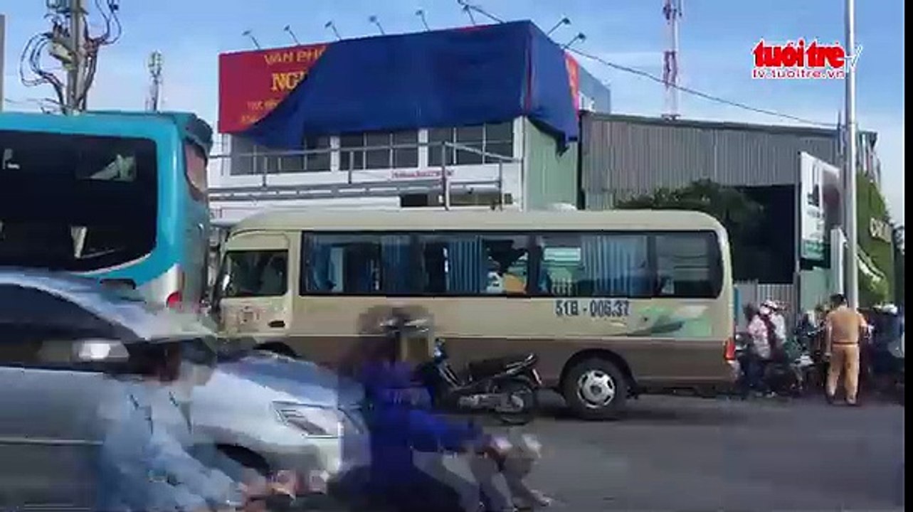 Né xe máy, 2 xe khách đại náo QL 13