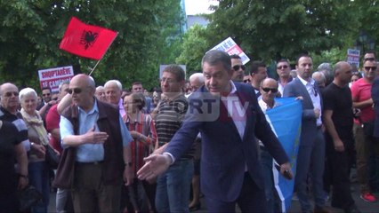 Report TV - Ministri grek Kotzias pritet me protesta dhe tension në Tiranë