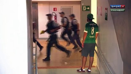 Gás de pimenta: Pai chora ao retirar menino cadeirante durante confusão entre torcedores