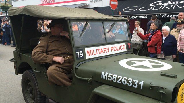 Les véhicules militaires défilent dans le centre ville