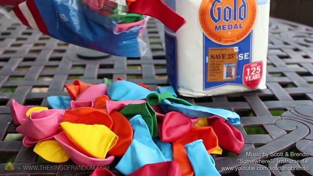 Результат превзошел все мои ожидания! Он отрезал горловину шарика и насыпал в него муку.