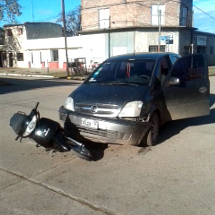 Choque entre auto y moto