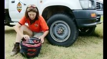 Sa voiture reste bloquée dans le sable, mais sa technique pour s'en sortir est infaillible !