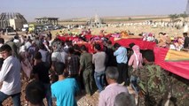 La ville de Kobané enterre des combattants kurdes tués à Minbej
