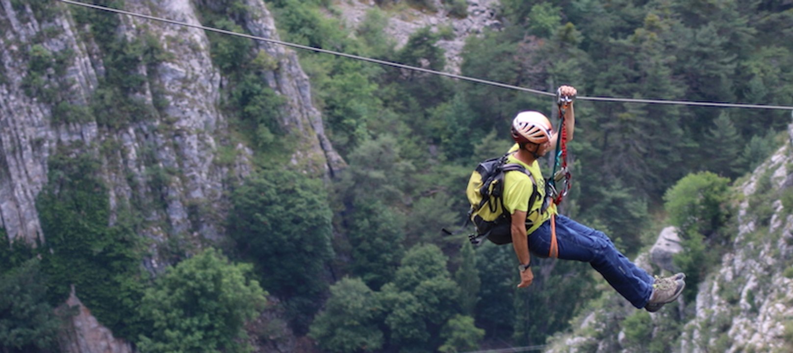 sur la 3ème tyrolienne de la via ferrata de la grande fistoire par drone