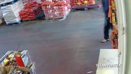Une caissière se fait violemment frapper par un braqueur