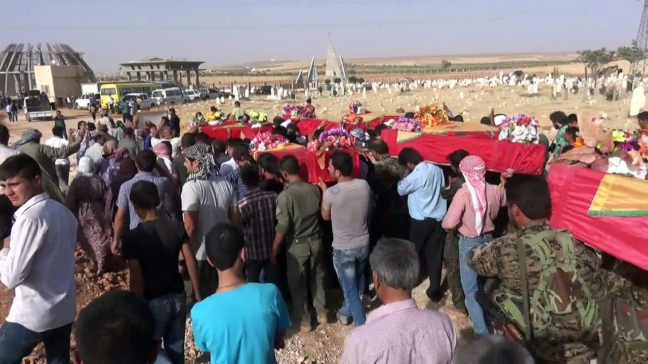 تشييع مقاتلين اكراد قضوا خلال معركة استعادة منبج