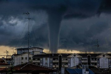Une impressionnante tornade frappe la lagune de Venise