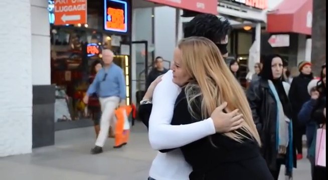 انا مسلم ينادونني بإرهابي عانقني إذا كنت تثق في _ تعاطف رائع للأمريكيين مع الشاب المسلم _ جد مؤثر