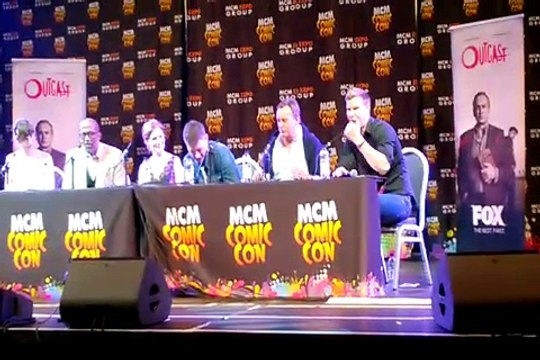 Patrick Fugit & Philip Glenister : Tom Cruise & Michael Caine impressions (London Comic Con - OUTCAST)