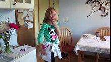 Ils travaillent sans faire attention à la boîte posée à côté d'eux. Mais quand elle s'ouvre... Touchant !