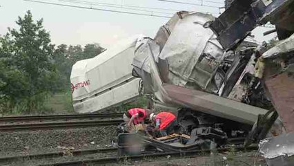 El rey Felipe de Bélgica visita el grave accidente de tren