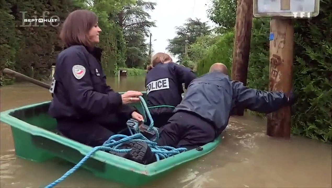Trois policiers en galère sur une barque dans Sept à Huit