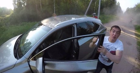Motociclista é atacado por condutor e grava cena de luta na primeira pessoa