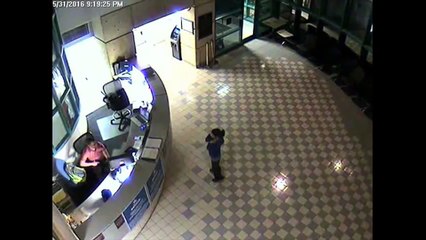 Девушка с ножами в руках в полицеиском участке Техаса