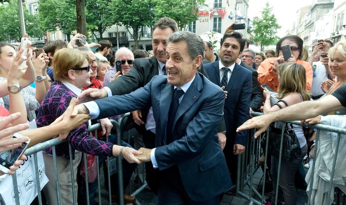 Près de 300 fans réunis à Reims pour acclamer Nicolas Sarkozy