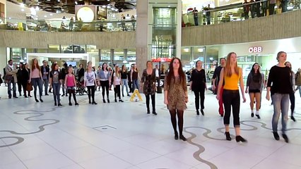 Cette fille s'avance en solo en plein milieu d'un centre commercial, ce qu'elle fera va éblouir tout le monde !