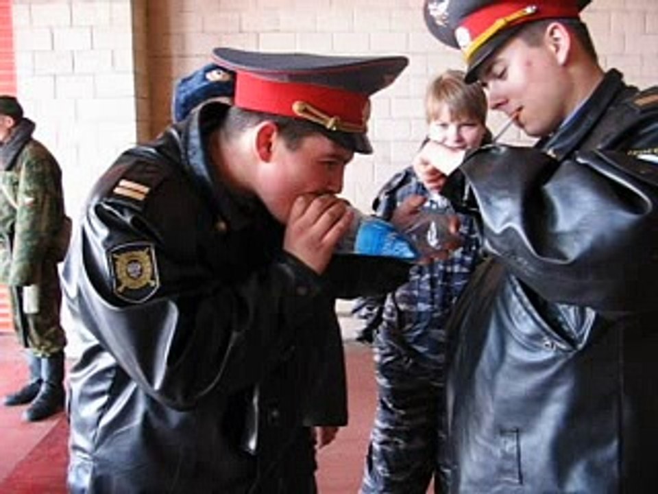 Менты курят