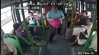 Pasajera intenta estrellar el bus en el que viaja dando volantazos