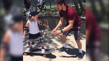 Ces enfants et leur père vont vous faire aimer le skateboard