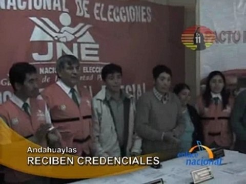 RECIBEN CREDENCIALES - ANDAHUAYLAS
