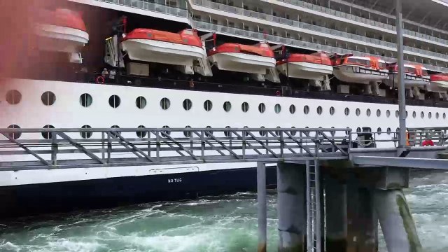 Круизный лайнер врезался в пристань