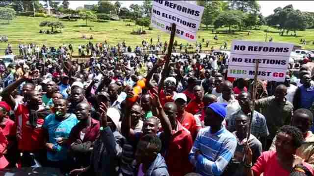 Al menos una persona muere en protestas contra la comisión electoral en Kenia