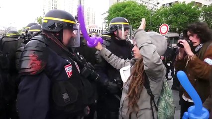 La simulation grotesque d’une manifestante face à un policier