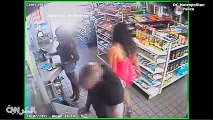 شاهد   كاميرات المراقبة ترصد امرأتين تتحرشان برجل داخل متجر