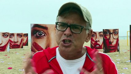 Exhibición en playa de Copacabana contra violaciones a mujeres