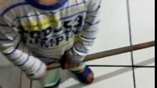 Meu bebê passando pano no pano no chão