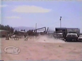 Regis tente le saut de la mort en moto