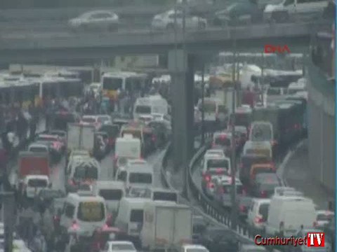 İstanbul'da büyük kaza... Hafriyat kamyonu metrobüse çarptı, yaralılar var