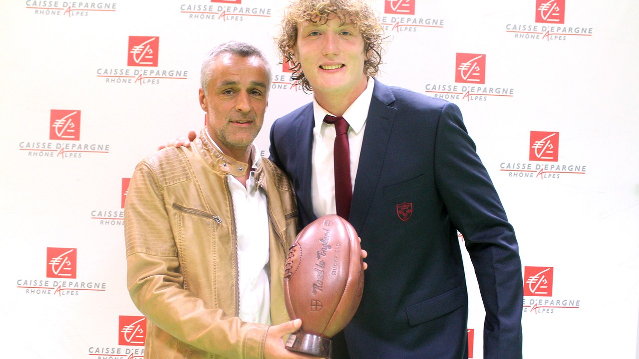 Thomas Jolmes  reçoit le trophée de l'Homme du Match FCG-Toulouse