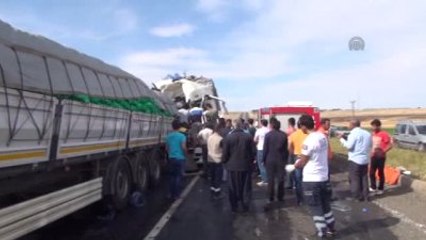 Tır ile Kamyon Çarpıştı: 2 Yaralı