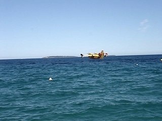 Prise d'eau par un canadair en baie de Cannes/Mandelieu