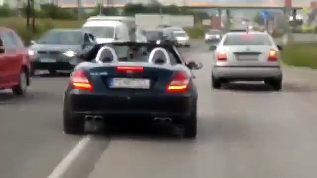 Une Mercedes profite d'une ambulance pour doubler toutes les voitures