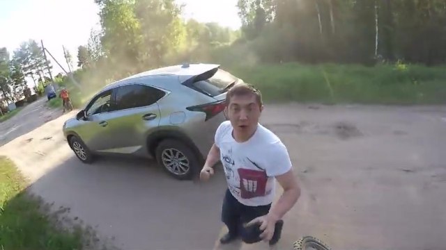 Un motard coupe la route à un automobiliste qui cherche directement à se battre