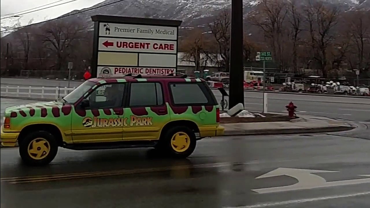Un tyrannosaure attaque une voiture Jurassic Park !