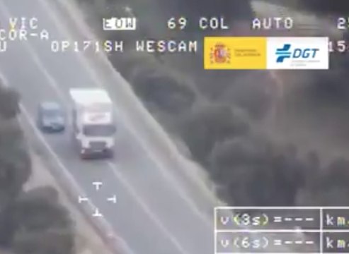 VÍDEO: ¡Increíble! Pillan un camión adelantando con línea continua