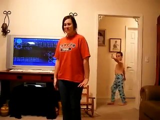 Ablasının taklidini yapan velet