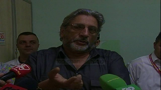 Korçë, sulm ndaj bluzave të bardha në urgjencë - Top Channel Albania - News - Lajme