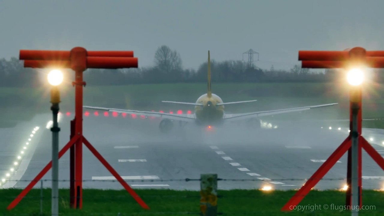 Décollages d'avions par grandes tempêtes... Cauchemar !
