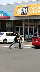 Il se fait taser 3 fois en tentant d'attaquer des policiers avec une machette !