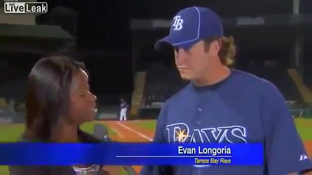 Это надо видеть! Невероятная реакция этого парня спасла журналистку. Реакция 80 lvl