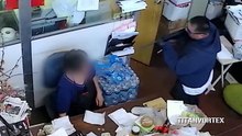 Une caissière se fait violemment frapper par un braqueur