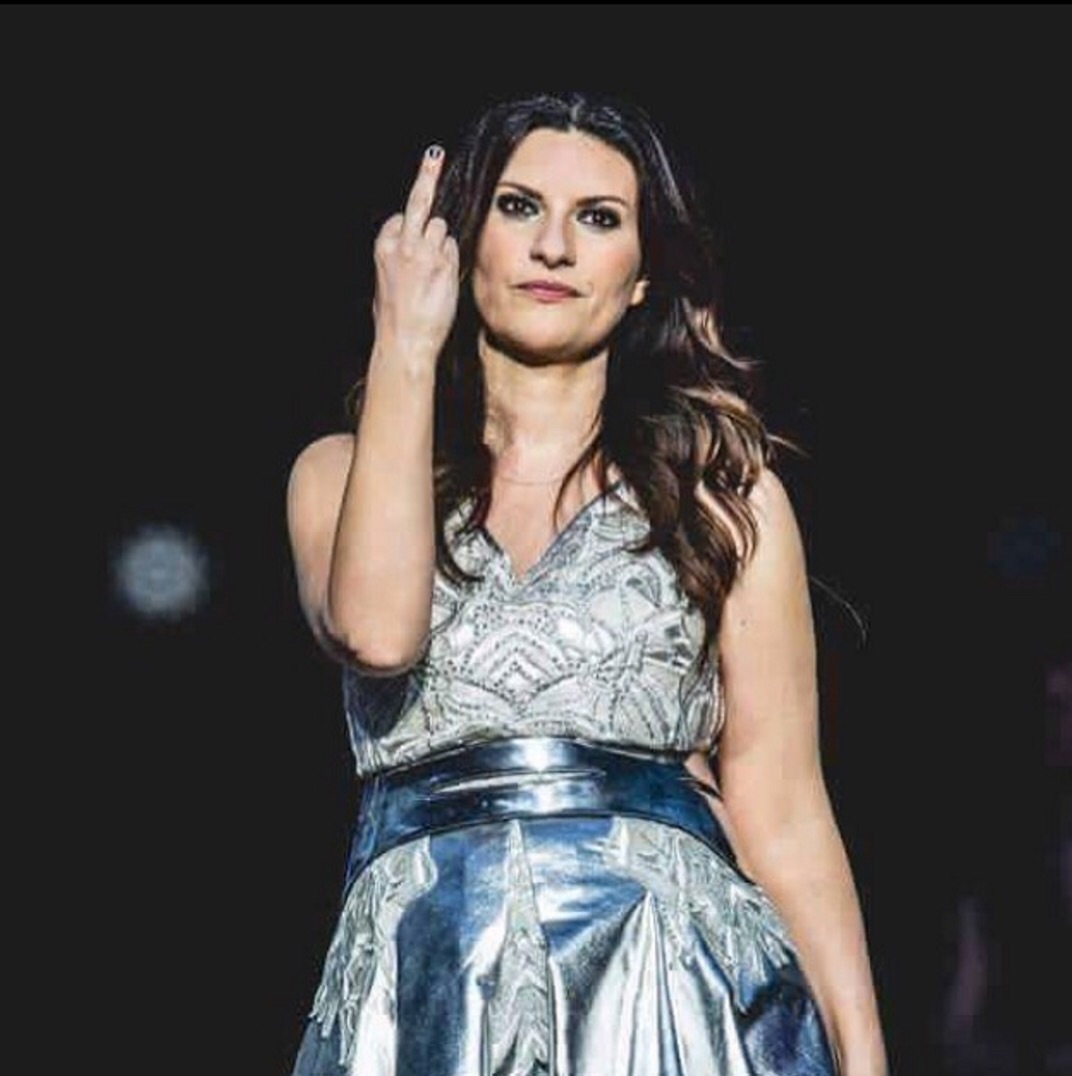 Video Laura Pausini, dito medio a San Siro: Simili Tour inizia tra le polemiche