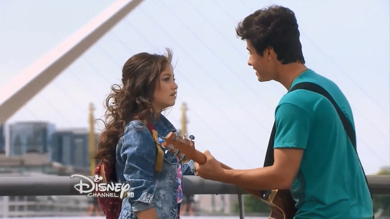 Simón sings to Luna "Eres"